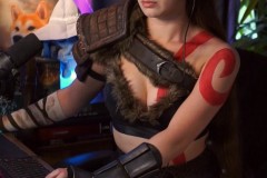 美女主播挑战用跳舞毯玩《战神4》 并Cos奎爷真性感