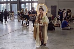 上海漫展惊现“女菩萨”：还真有人顶礼膜拜